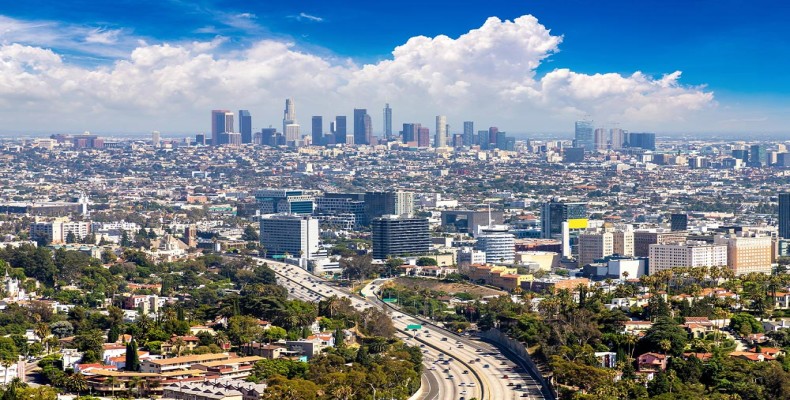 چشمانداز شهری لسآنجلس از بزرگراه اصلی در روز آفتابی