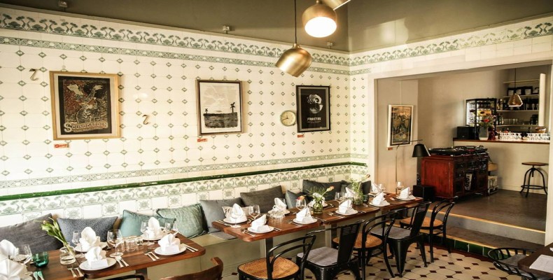 فضای داخلی کافه لوسیل فرانکفورت با طراحی کلاسیک و دکور آلمانی