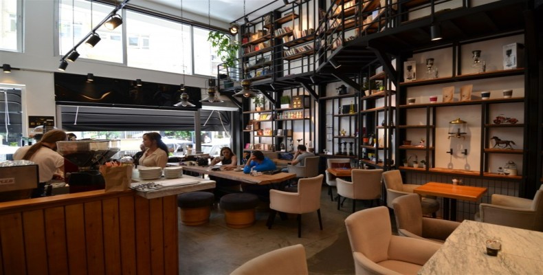 کافه MOC نیشانتاشی با طراحی مدرن و آرام؛ محل محبوب کار و مطالعه در استانبول