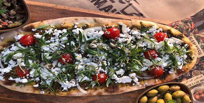 ماناکیش زعتر فلسطینی در رستوران Mamaesh دبی – غذاهای گیاهی اصیل