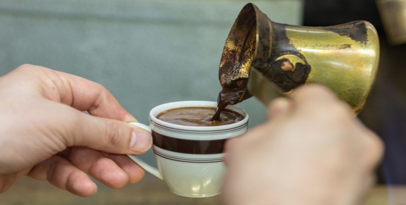 قهوه ترک سنتی در کافه Mandabatmaz؛ از بهترین کافه های استانبول برای تجربه قهوه اصیل ترکی