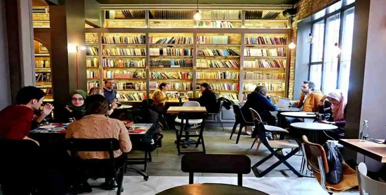 کتاب‌فروشی و کافه Minoa در بشیکتاش؛ محیطی آرام برای مطالعه و نوشیدن قهوه