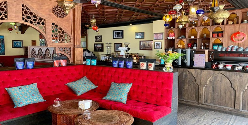 فضای سنتی و رنگارنگ کافه موخا 1450 دبی؛ یکی از بهترین کافه های عربی با قهوه اصیل یمنی