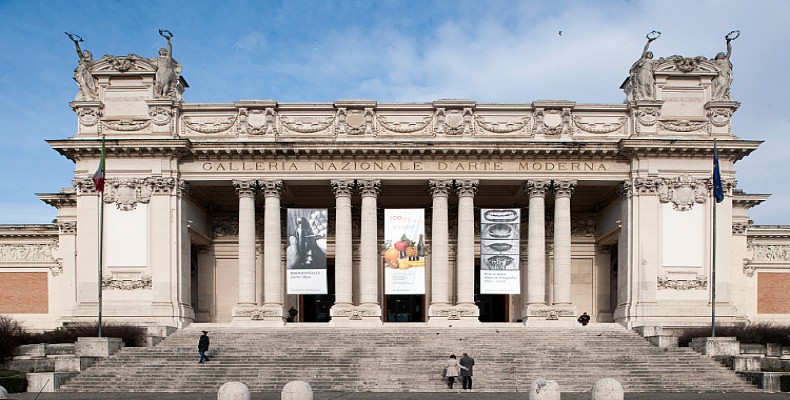 نمای بیرونی موزه ملی هنرهای معاصر رم با ساختمان نئوکلاسیک