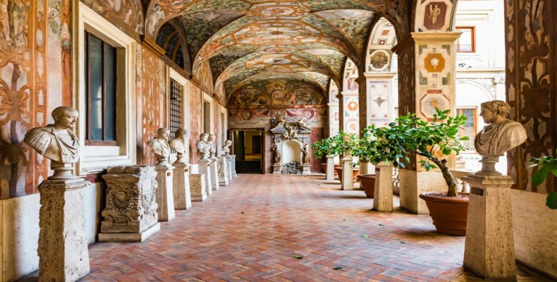 فضای داخلی موزه ملی روم با مجسمهها و معماری تاریخی