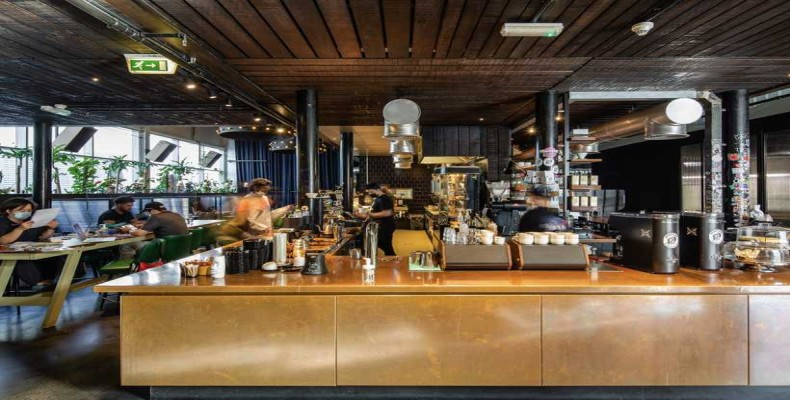 نایتجار کافه در القوز دبی با طراحی چوبی تیره و دستگاههای قهوهسازی حرفهای