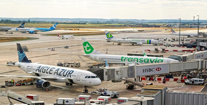 باند پرواز و برج مراقبت فرودگاه اورلی پاریس