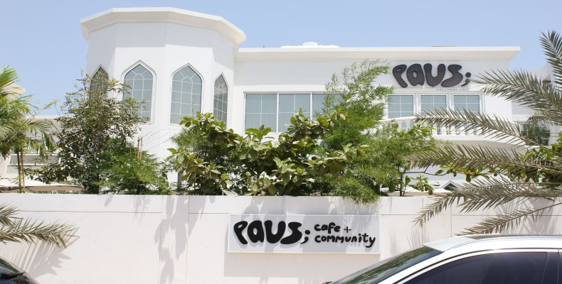 نمای بیرونی کافه پاز در جمیرا با ساختمان سفید و تابلوی بزرگ Paus Café
