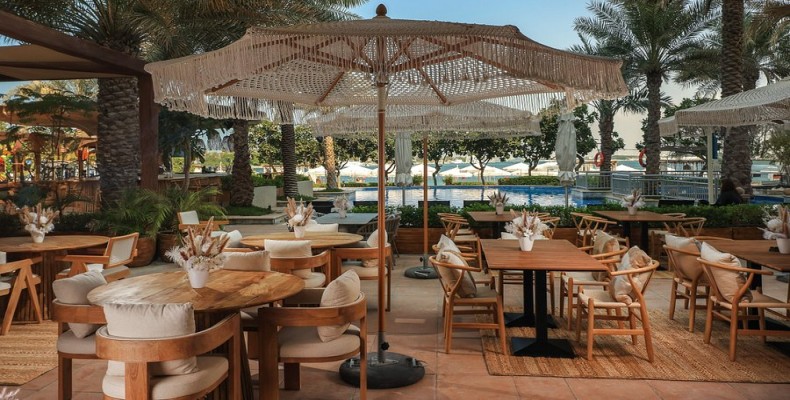 باشگاه ساحلی پیچز اند کریم (Peaches & Cream) در پالم جمیرا؛ صبحانه در فضای باز با چترهای حصیری