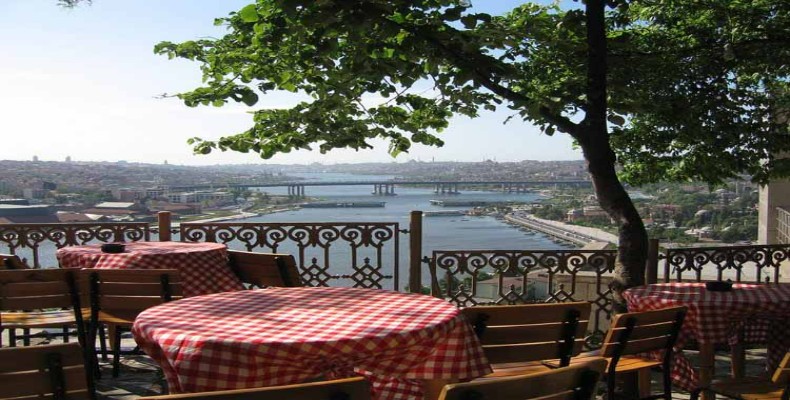 کافه پیر لوتی روی تپه ایوپ؛ چشم‌انداز معروف به شاخ طلایی استانبول