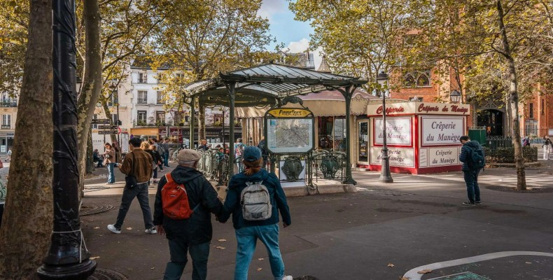 میدان Place du Tertre در منطقه مونمارتر پاریس و هنرمندان خیابانی