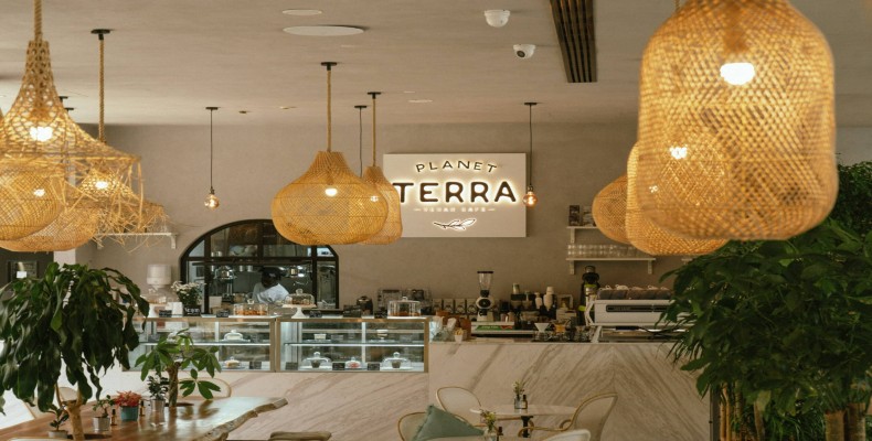 کافه رستوران Planet Terra دبی با طراحی گرم و چراغ‌های حصیری؛ یکی از رستوران‌های گیاهی لوکس و ارگانیک در دبی