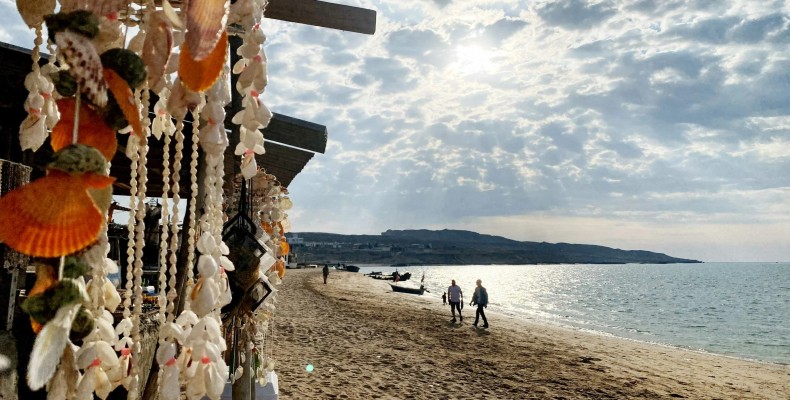 ساحل آرام قشم با آویزهای صدفی؛ مقصد محبوب سفر نوروزی