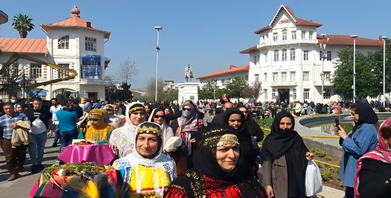 جشن نوروزی مردم رشت در میدان شهرداری؛ فضای شاد سفر به گیلان در عید