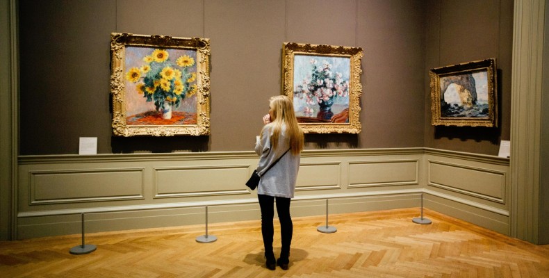 بازدید از تابلوهای نقاشی در موزه نقاشی