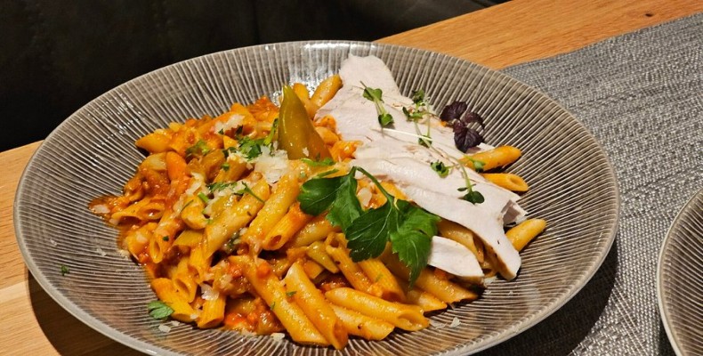 بشقاب پاستای خانگی در رستوران شماره ۱۶ فرانکفورت؛ غذای اصیل ایتالیایی در یکی از بهترین رستوران های فرانکفورت