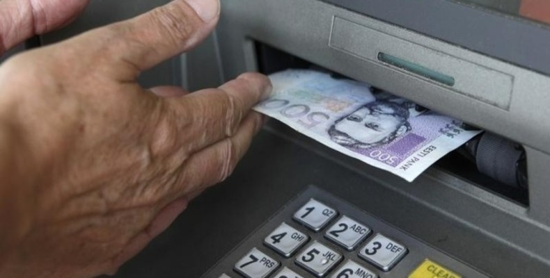 برداشت پول از دستگاه ATM در رم – بخش مالی و هزینه‌های زندگی در شهر رم