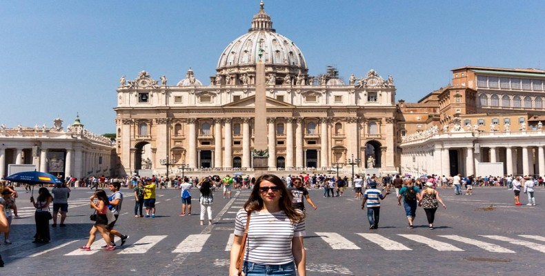 گردشگران در میدان سنت پیتر واتیکان در روزهای تابستان رم