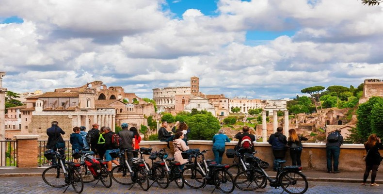 چشم‌انداز شهر رم در تابستان و گردشگران در هوای آفتابی