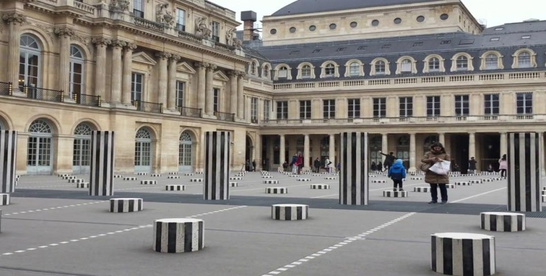 اینستالیشن هنری Colonnes des Buren در حیاط پله رویال پاریس