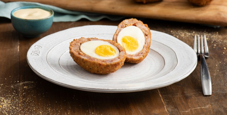 اسکاتچ اگ انگلیسی با تخم مرغ آبپز و گوشت سوسیس سوخاری