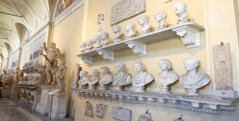 گالری مجسمهها در موزههای واتیکان با تندیسهای کلاسیک