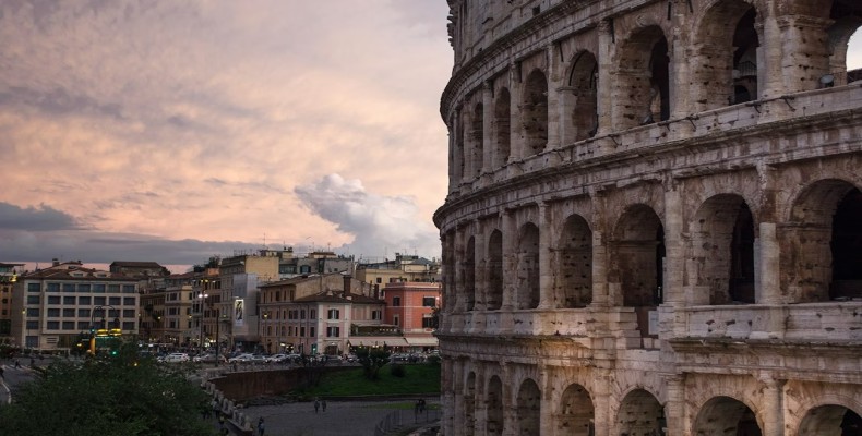 تصویر بخش دوم طبقات کولوسئوم با دیدی از دیوارهای سنگی و نور طبیعی