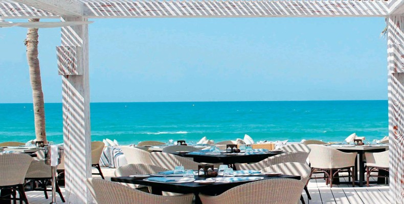 نمای ساحلی رستوران Shimmers در جمیرا – یکی از بهترین رستوران های یونانی دبی