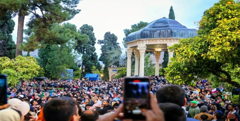 حافظیه شیراز در روزهای عید با جمعیت زیاد گردشگران