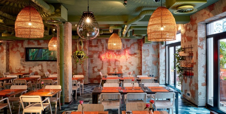 فضای پرنور و پرانرژی رستوران Bar Shuka فرانکفورت با طراحی مدرن و دیوار آجری؛ از بهترین رستوران های اسرائیلی فرانکفورت