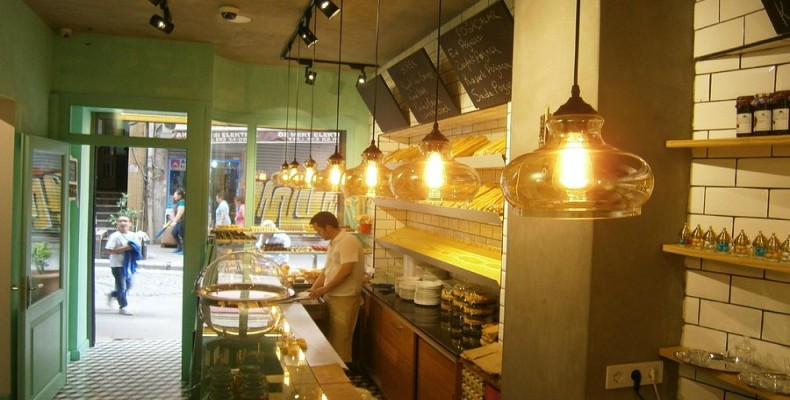 کافه شیرینی‌فروشی Sirin Firin در نزدیکی برج گالاتا؛ معروف به دسرهای خانگی خوش‌طعم