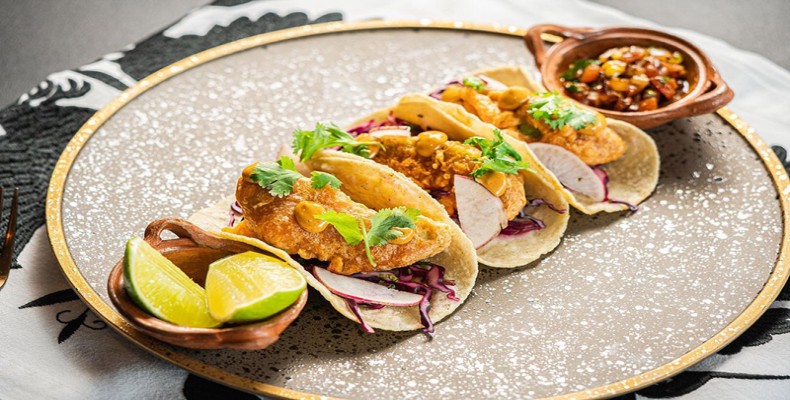 بشقاب گیاهی رنگارنگ با مواد تازه در رستوران Soul Santé دبی