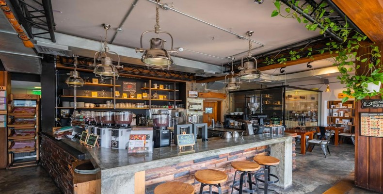 صبحانه کروسان و تخم مرغ در کافه استامپینگ گروندز دبی؛ یکی از بهترین کافه های دبی برای صبحانه