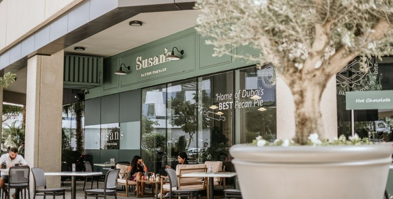 نمای بیرونی کافه سوسانز بیکینگ کمپانی در داونتاون دبی با تراس و میزهای فضای باز