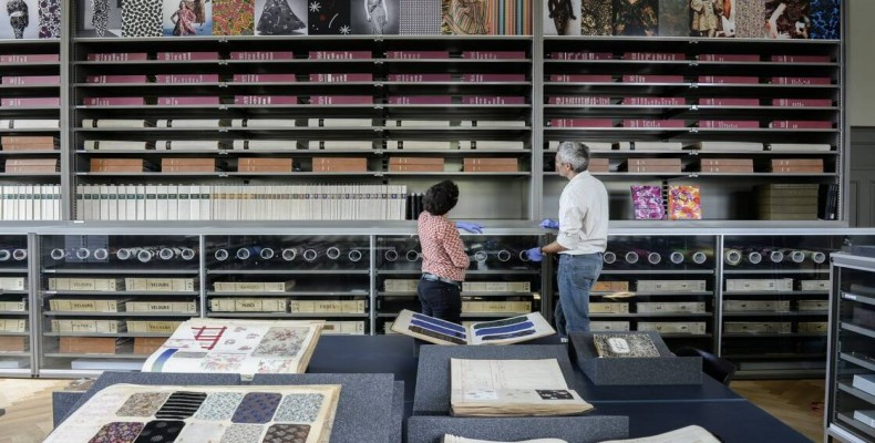 مرکز مطالعه و آرشیو اسناد موزه ملی سوئیس در زوریخ با قفسههای تخصصی و فضای پژوهشی