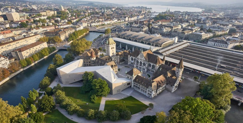 نمای هوایی موزه ملی سوئیس در زوریخ در کنار ایستگاه مرکزی شهر و رودخانه لیمات