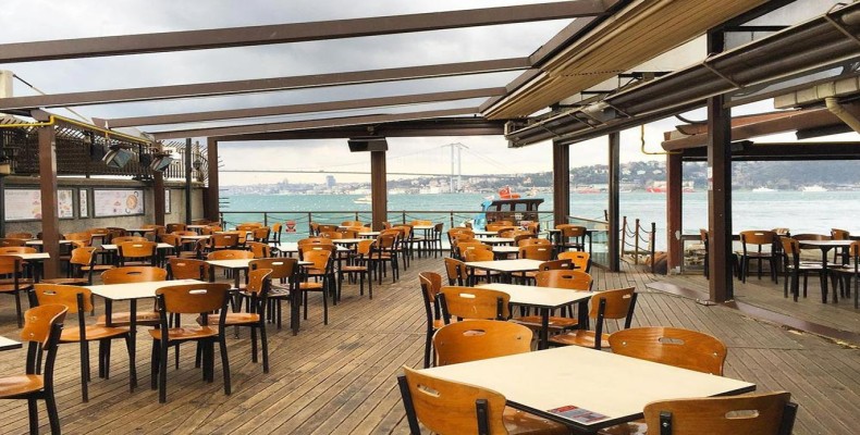 کافه تاریخی چنار آلتی در چنگلکوی با منظره تنگه بسفر؛ از بهترین کافه های استانبول برای چای و صبحانه