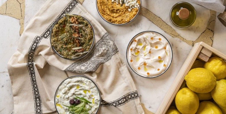 دیپ‌ها و پیش‌غذاهای سنتی یونانی در رستوران Taverna Greek Kitchen دبی