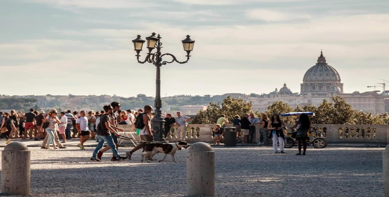 تراس پینچیو رم و منظره شهر در غروب