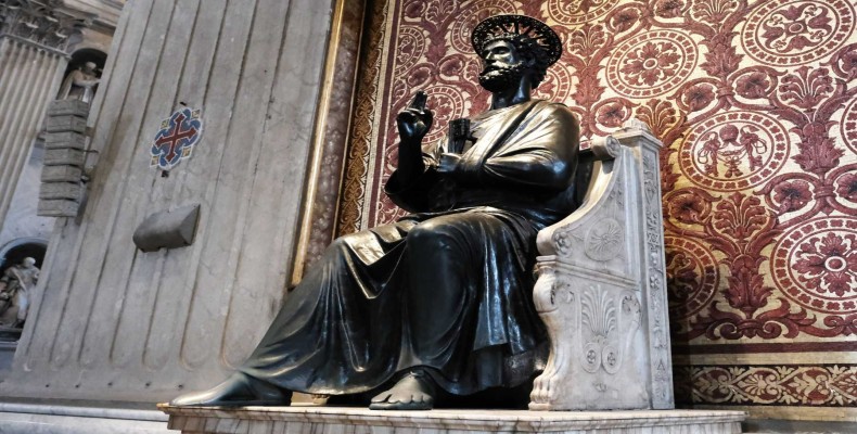 مجسمه برنزی پطرس رسول داخل کلیسای سنت پیتر واتیکان