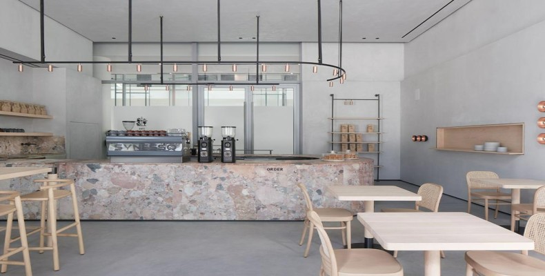 محیط مینیمال و مدرن کافه اسپرسو لب دبی در منطقه D3؛ از تخصصیترین کافیشاپ های دبی