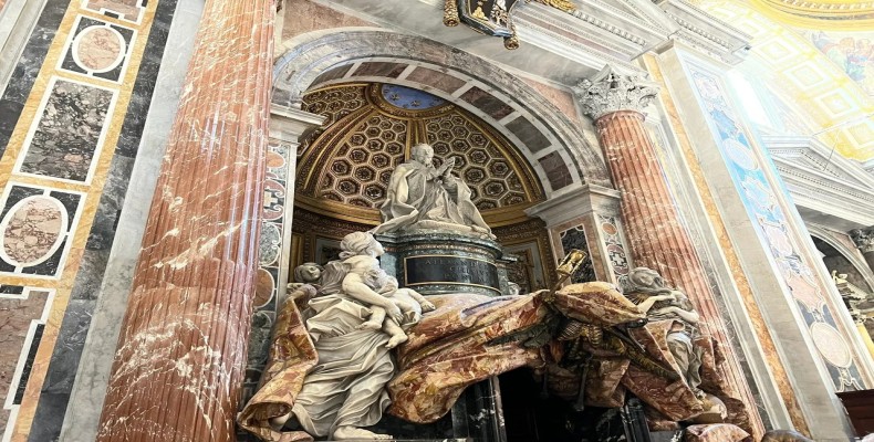 آرامگاه الکساندر هفتم اثر برنینی در کلیسای سنت پیتر واتیکان