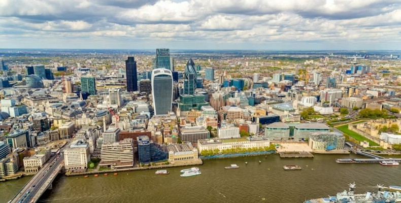 نمای بیرونی برج شارد لندن در خط افق شهر