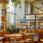 مای داخلی یکی از بهترین کافه‌ های دبی با طراحی مدرن و نور طبیعی