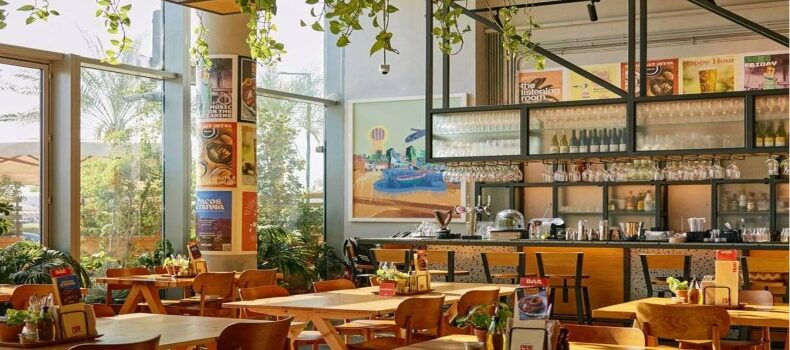 مای داخلی یکی از بهترین کافه‌ های دبی با طراحی مدرن و نور طبیعی