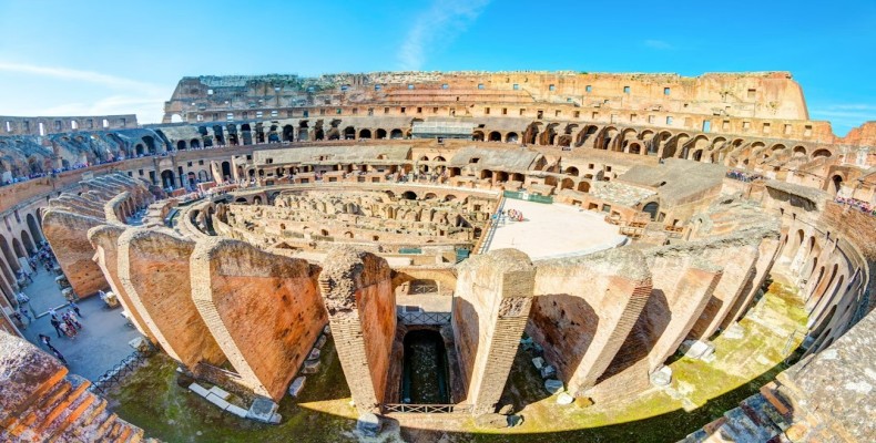 چشم‌انداز طبقه سوم کولوسئوم و نمای گسترده از محوطه داخلی بنا