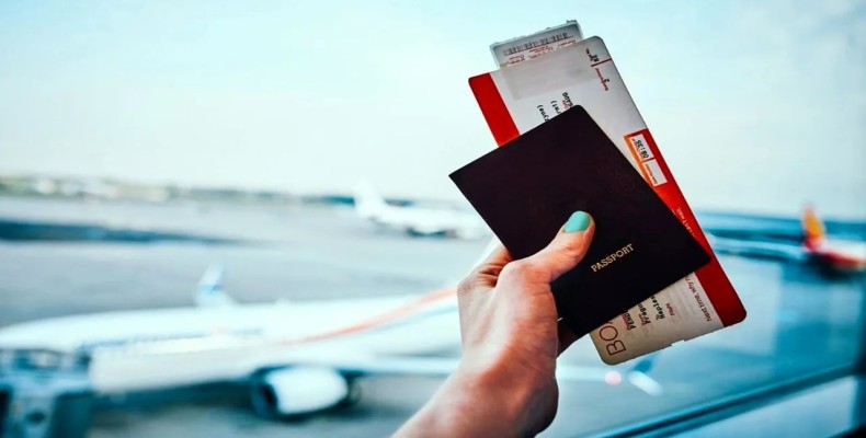 بلیط و پاسپورت مسافر برای پروازهای شرکت هواپیمایی آسمان