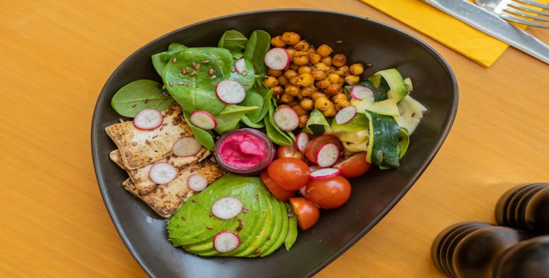 کاسه سالاد سبز و غذاهای سالم در رستوران Ultra Brasserie دبی