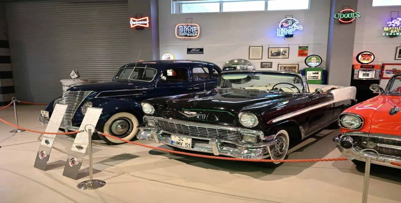 نمای نزدیک خودروهای کلاسیک در موزه خودروی اورال آتامان استانبول