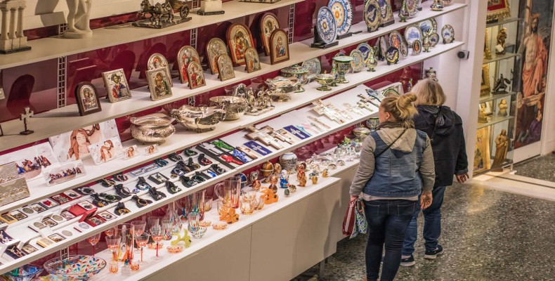 فروشگاه هدیه موزههای واتیکان با سوغاتیها و آثار هنری